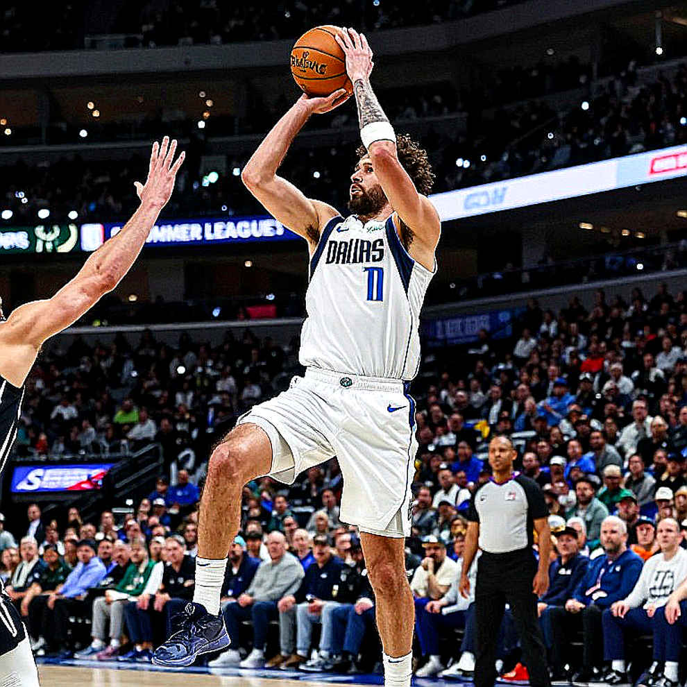 Mike James chính thức ra mắt Anadolu Efes: Chiến thắng hẹp 76-71 lộ rõ rủi ro lão hóa và xung đột vai trò