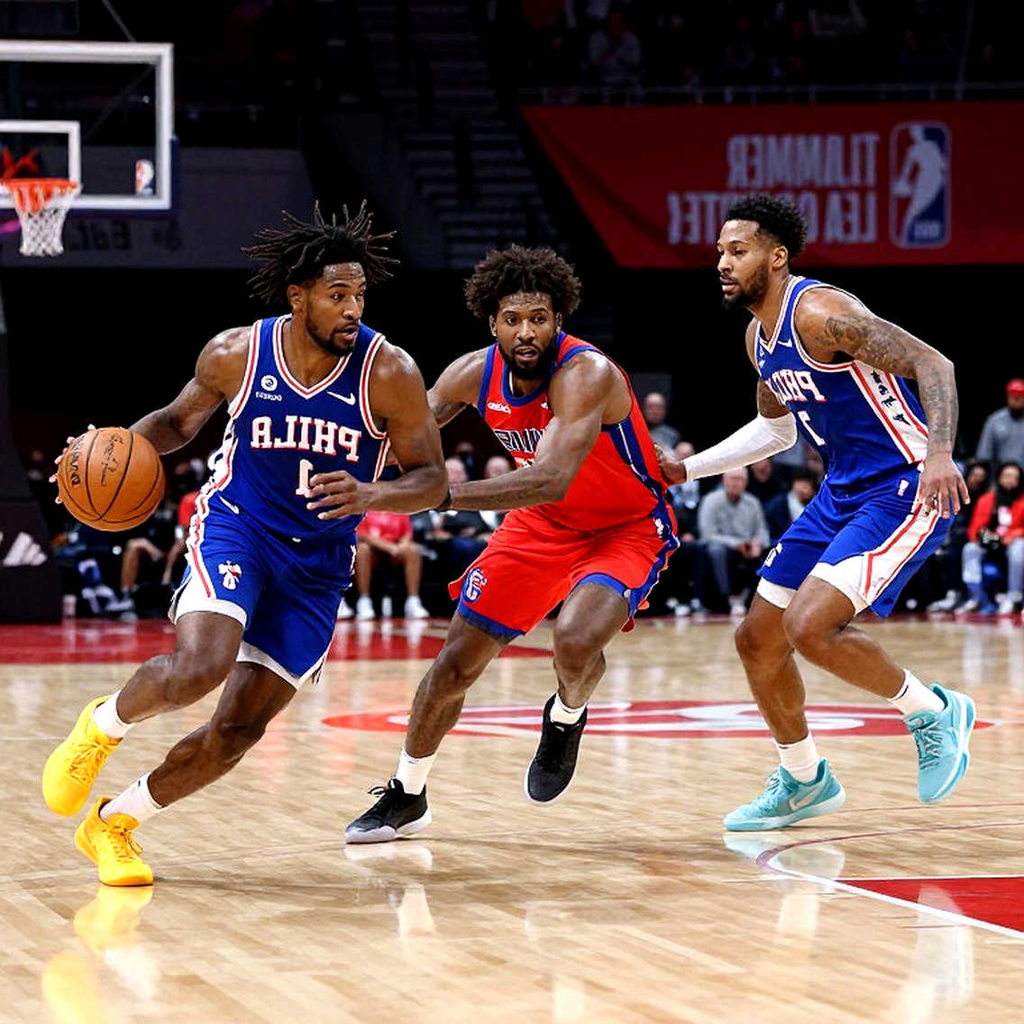 LeBron tới 76ers: tám giờ báo trước, tám năm ở Los Angeles và một mức lương bất thường