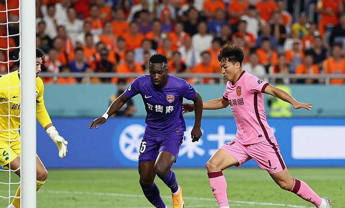 Al-Ahli thoát bẫy Al-Fayha 3-2: ghế dự bị cứu một hàng thủ đang rạn